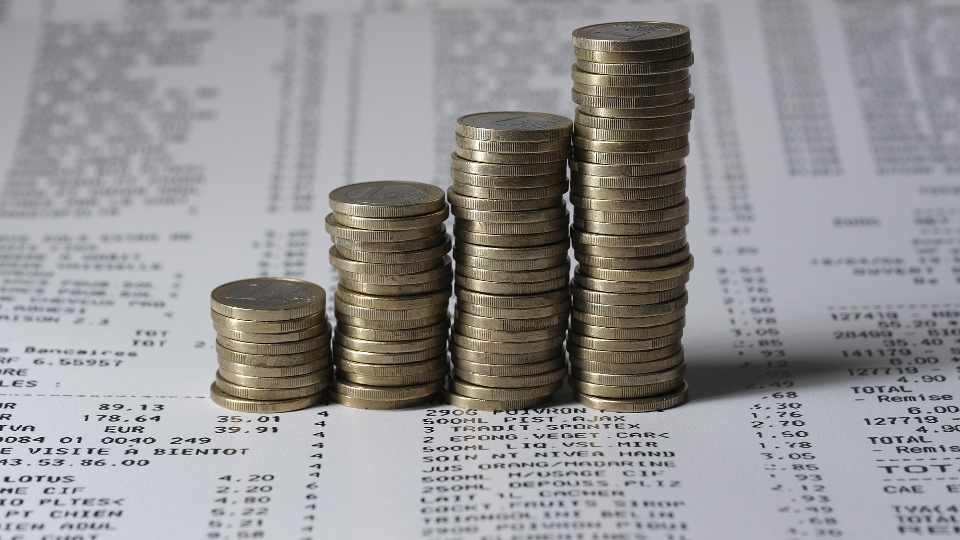 Stapels muntgeld die groei en financieel succes van een bedrijf symboliseren
